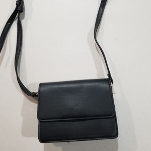 Simple black crossbody back